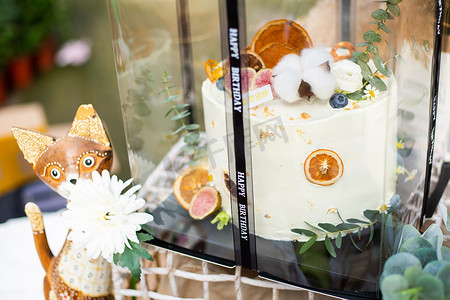 甜品小装饰摄影照片_甜品台冷餐生日蛋糕特写