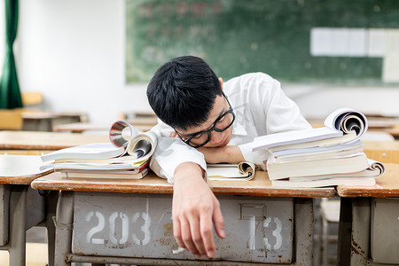 正在教室自习学习看书的学生13