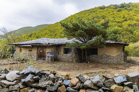 手绘中国风龙摄影照片_中国朝鲜族百年部落雨天景观10