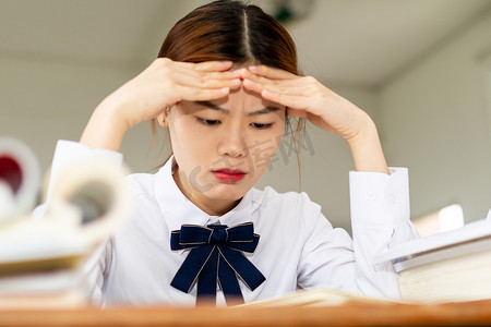 思考学生摄影照片_在教室里自习思考的女同学9