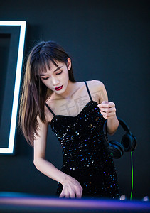 穿着性感黑色吊带裙的女DJ在打碟22