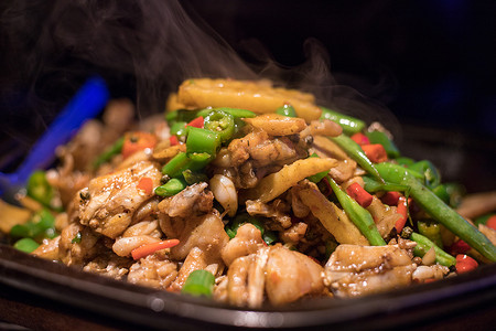 土豆酱茄子摄影照片_青椒土豆干锅牛蛙美食