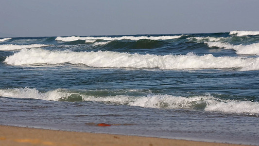 蓝色海水摄影照片_海水海浪蓝天双月湾海景