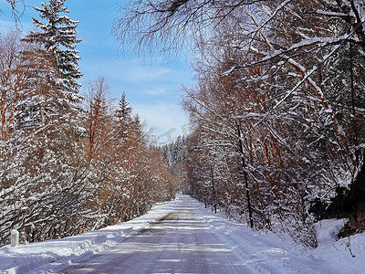 冰天雪地中的岗青公路