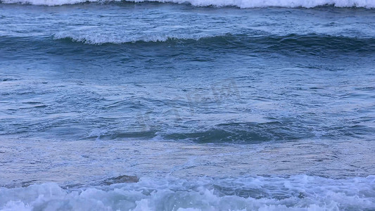 圆圆地海浪摄影照片_海水海浪蓝天双月湾海景