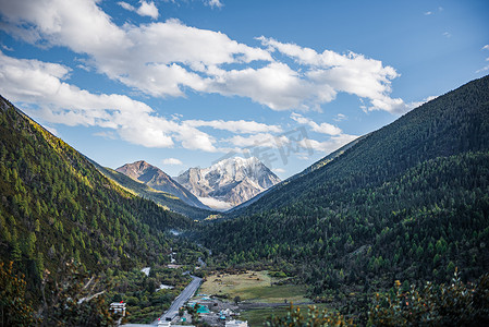 雅拉雪山摄影照片_四川雅拉雪山远景