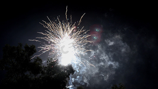 烟花摄影照片_海边新年烟花节日气氛焰火