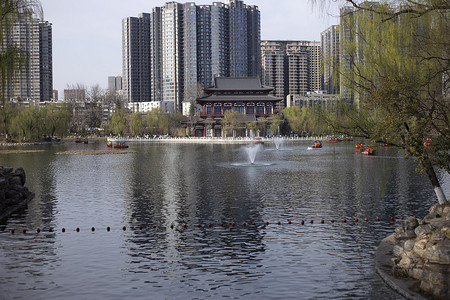 公园湖水场景