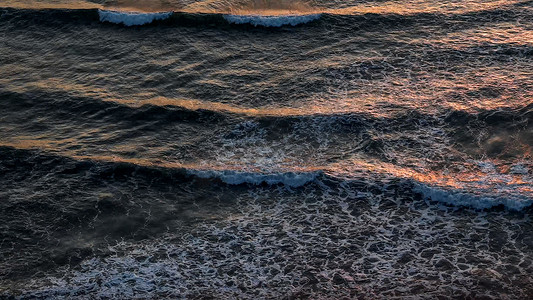 黄昏日漫摄影照片_清晨黄昏下的海水浪花