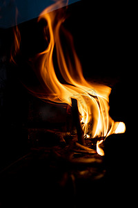 燃烧的火苗摄影照片_燃烧的木柴柴火特写