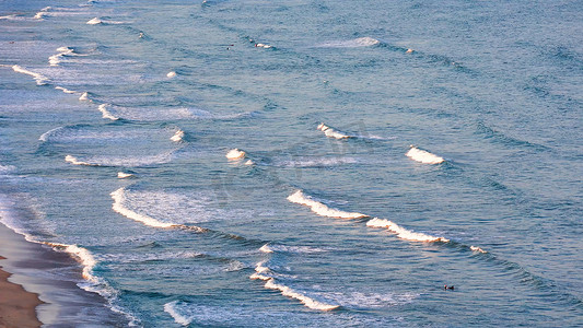 清晨黄昏下的海水浪花