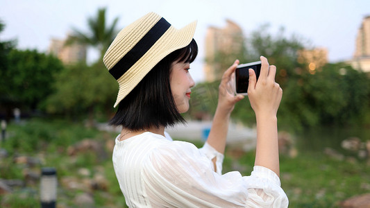 女孩子摄影照片_草地上少女背影回眸女生美女女孩子女人美人女性人像