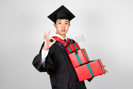 毕业摄影照片_毕业季穿学士服的毕业大学生4