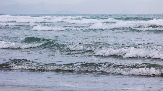 女生大波浪摄影照片_海景海滩浪花波浪沙滩