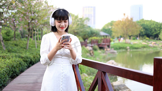 草地上少女背影回眸女生美女女孩子女人美人女性人像