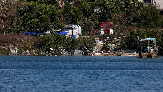 蓝色海水摄影照片_海水海浪蓝天双月湾海景