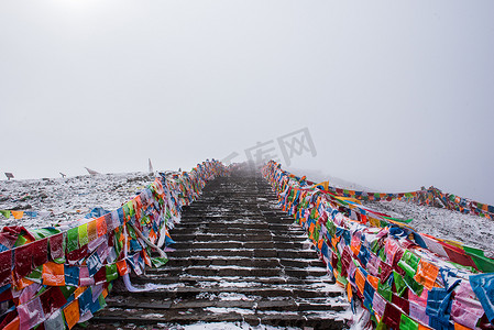 夏季背景图片摄影照片_夏季折多山山顶天梯通往天堂之路