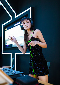 调音师摄影照片_穿着性感黑色吊带裙的女DJ在打碟82