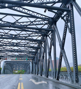 阴天疫情下的上海外白渡桥