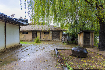 下雨农村风景摄影照片_中国朝鲜族百年部落雨天景观20