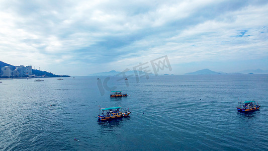 mg船只摄影照片_航拍巽寮湾停靠的船只