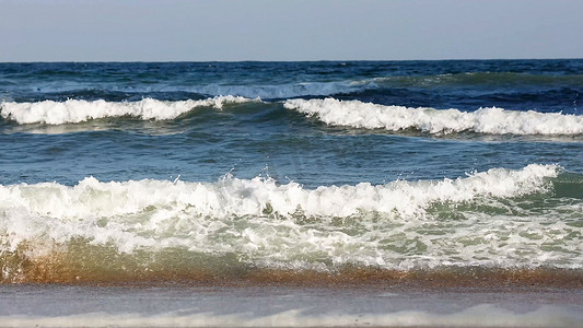 蓝色海水摄影照片_海水海浪蓝天双月湾海景