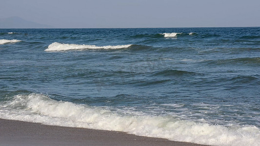 海浪冲刷海滩浪花实拍