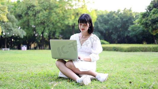 女人孩子背影摄影照片_草地上的少女背影回眸女生美女女孩子女人美人女性人像