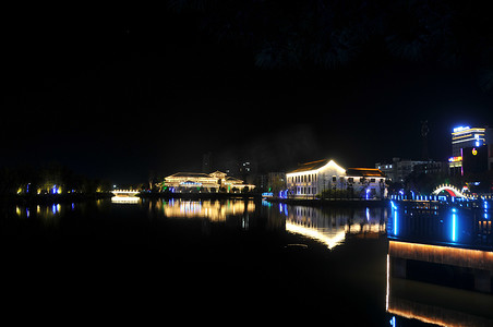 清明风景摄影照片_春天夜晚小城小桥灯光湖面倒影