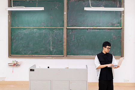 正在学习的学生摄影照片_正在教室自习学习看书的学生22