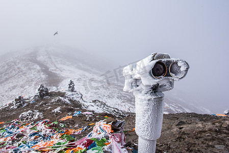 雪顶摄影照片_夏季折多山山顶被雪覆盖的观景望远镜