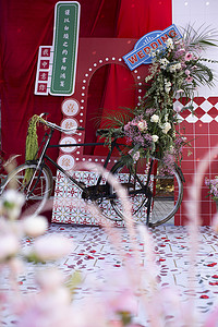 婚礼现场布置场布喜庆怀旧复古红色自行车花朵