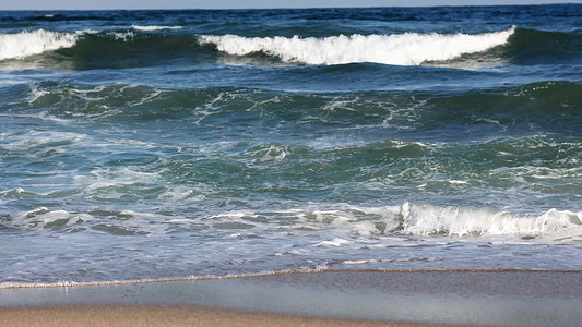 蓝色海水摄影照片_海水海浪蓝天双月湾海景