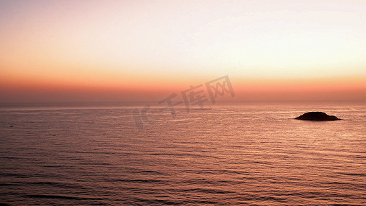 黄昏日漫摄影照片_清晨黄昏下的海水浪花