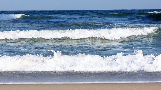 蓝色海水摄影照片_海水海浪蓝天双月湾海景