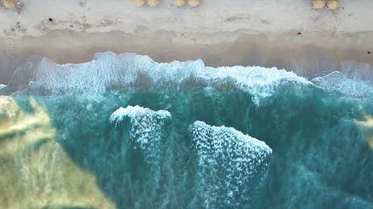 雪白的浪花摄影照片_航拍海水海浪浪花海边