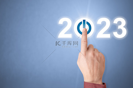 手指按蓝色开始2023按钮虚拟界面上的背景与文本的复制空间.2023年商业喜庆涵盖概念。新春2023开始.复制空间