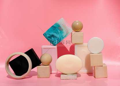 不同类型的肥皂条。时尚的几何风格。粉红背景的有机和天然肥皂条。手工制成各种形状的固体肥皂。清洁和温泉概念.