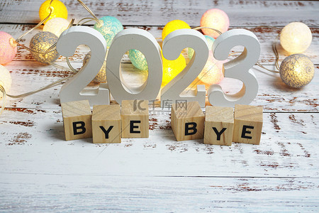 谢谢再见背景图片_再见2023字母表字母，带有木制背景的空格副本