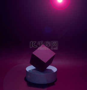 纸张背景上2个基座（立方体和圆形）的明亮平衡。在紫色，与梯度，阴影和眩目。广告位。带有光的空白产品架和抽象背景.
