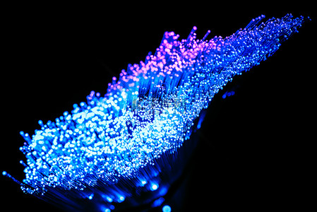 蓝色web背景图片_暗背景下的发光蓝色和紫色光纤光学