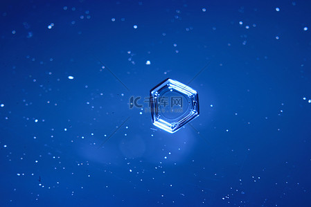 蓝色的冰晶背景，玻璃上冰面的抽象质感，冰冻的季节性水