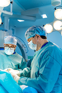 重点提示背景图片_创伤手术的过程。一组外科医生带着手术器械在手术室里.医疗背景、选择性重点