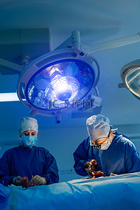 为技术先进的手术室拍摄照片.真正的现代手术室，配备有工作设备、灯和计算机.