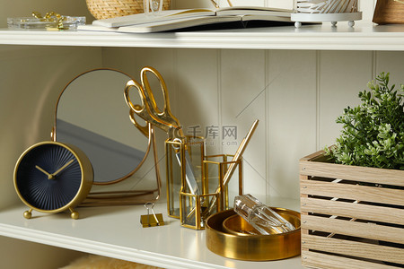 unit背景图片_White shelving unit with different decorative elements