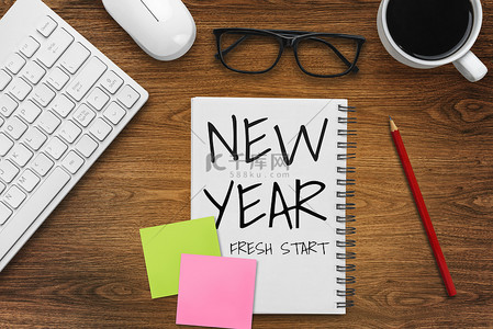 新年计划背景图片_写字台写满了笔记本，上面写着新年目标和决心的计划清单.