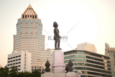 玛尼石背景背景图片_国王拉玛 Vi 纪念碑位于泰国曼谷隆比尼公园的前面.