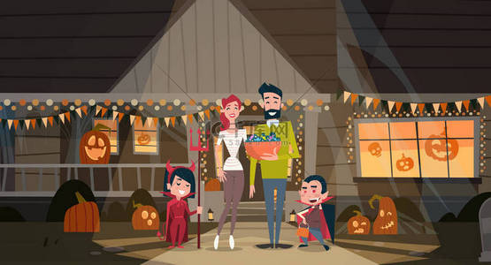 幸福的家庭庆祝万圣节的父母和孩子穿吸血鬼服装节日装饰恐怖党概念