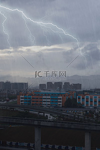 暴雨高清背景图片_暴雨安全预警高清背景