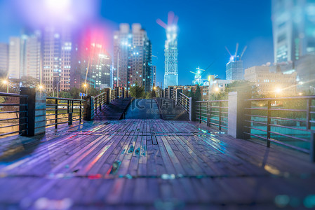 行人天桥与城市景观在夜间背景